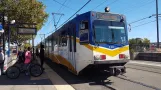 Sacramento sporvognslinje Guld med ledvogn 119 ved University/65th Street Station (2019)