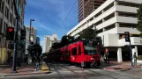 San Diego sporvognslinje Blå med ledvogn 5045 ved Fifth Avenue (2022)