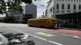 San Francisco F-Market & Wharves med motorvogn 1052 i krydset Market St & Larkin St (2022)