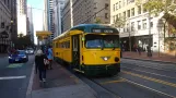 San Francisco F-Market & Wharves med motorvogn 1071 ved Market Street & Kearny Street (2018)