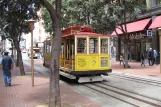 San Francisco kabelbane Powell-Hyde med kabelsporvogn 15 på Powell Street, set fra siden (2010)