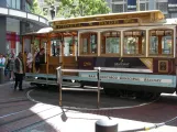 San Francisco kabelbane Powell-Hyde med kabelsporvogn 28 ved Powell & Market  set fra siden (2009)