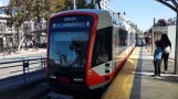 San Francisco sporvognslinje N Judah med ledvogn 2052 ved 4th & King (2021)