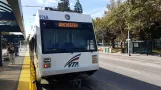Santa Clara regionallinje Green 902 med lavgulvsledvogn 996 ved Civic Center (2018)