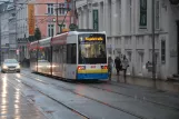 Schwerin sporvognslinje 1 med lavgulvsledvogn 809 på Wismarsche Straße (2012)