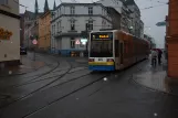 Schwerin sporvognslinje 1 med lavgulvsledvogn 825 tæt på Marienplatz (2012)