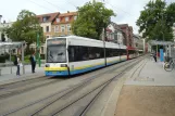 Schwerin sporvognslinje 2 med lavgulvsledvogn 819 ved Platz der Jugend (2015)