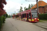 Schwerin sporvognslinje 2 med lavgulvsledvogn 824 ved Lankow-Siedlung (2015)