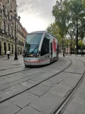 Sevilla sporvognslinje T1 med lavgulvsledvogn 301 ved Plaza Nueva (2023)