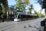 Sevilla sporvognslinje T1 med lavgulvsledvogn 302 på Calle San Fernando (2017)