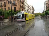 Sevilla sporvognslinje T1 med lavgulvsledvogn 304 på Avenida de la Constitución (2023)