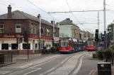 Sheffield sporvognslinje Lilla med lavgulvsledvogn 112 på Langsett Road (2011)