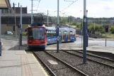 Sheffield sporvognslinje Lilla med lavgulvsledvogn 115 ved Woodbourn Road (2011)