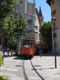 Sóller sporvognslinje med motorvogn 1 nær Iglesia de Sant Bartomeu (2013)