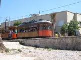 Sóller sporvognslinje med motorvogn 20 på Carrer de la Marina, set fra siden (2013)