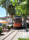 Sóller sporvognslinje med motorvogn 21 foran Strandcafe I Soller, Carrer de la Marina (2013)