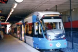 Stockholm sporvognslinje 30 Tvärbanan med lavgulvsledvogn 420 ved Gullmarsplan (2005)
