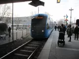 Stockholm sporvognslinje 30 Tvärbanan med lavgulvsledvogn 464 ved Gullmarsplan (2019)