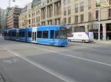 Stockholm sporvognslinje 7S Spårväg City med lavgulvsledvogn 6 foran NK, Hamngaten (2019)