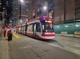 Toronto lavgulvsledvogn 4411 ved King St West at Bay St West Side (2023)
