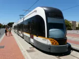 Valencia sporvognslinje 8 med lavgulvsledvogn 4207 ved Marina Reial Joan Carles I (2014)