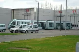 Valenciennes lavgulvsledvogn 15 foran remisen Dépôt Tramway (2008)