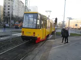 Warszawa sporvognslinje 28 med motorvogn 1309 på Aleja Jana Pawła II (2018)