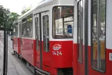 Wien sporvognslinje 1 med bivogn 1424 på Opernring (2014)