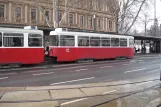 Wien sporvognslinje 1 med bivogn 1494 ved Ring, Volkstheater U (2013)