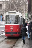 Wien sporvognslinje 1 med bivogn 1502 ved Schottentor (2013)