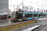Wien sporvognslinje 1 med lavgulvsledvogn 601 ved Schwedenplatz (2013)