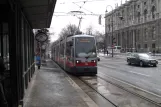 Wien sporvognslinje 1 med lavgulvsledvogn 758 ved Burgring (2013)