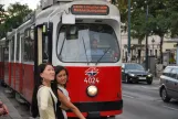 Wien sporvognslinje 1 med ledvogn 4024 på Opernring (2014)