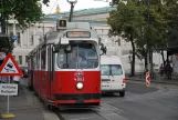 Wien sporvognslinje 1 med ledvogn 4083 ved Ring, Volkstheater U (2014)
