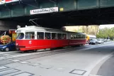 Wien sporvognslinje 10 med ledvogn 4550 på Schlossallee (2012)