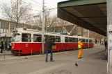 Wien sporvognslinje 18 med ledvogn 4077 ved Westbahnhof (2012)