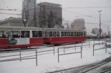 Wien sporvognslinje 2 med bivogn 1222 på Franz-Josefs-Kai (2013)