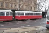 Wien sporvognslinje 2 med bivogn 1319 ved Ring, Volkstheater UDr.Karl Renner Ring (2013)