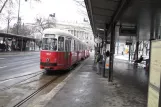 Wien sporvognslinje 2 med bivogn 1367 ved Ring, Volkstheater U (2013)