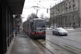Wien sporvognslinje 2 med lavgulvsledvogn 696 ved Burgring (2013)