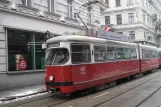 Wien sporvognslinje 2 med ledvogn 4538 på Josefstädter Straße (2013)