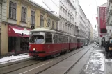 Wien sporvognslinje 2 med ledvogn 4814 på Josefstädter Straße (2013)