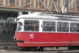 Wien sporvognslinje 2 med ledvogn 4839 ved Ring, Volkstheater U (2013)