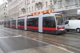 Wien sporvognslinje 43 med lavgulvsledvogn 763 ved Skodagasse (2013)