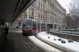 Wien sporvognslinje 44 med lavgulvsledvogn 21 ved Schottentor (2013)