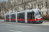 Wien sporvognslinje 44 med lavgulvsledvogn 35 på Universitätsstraße (2014)