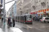 Wien sporvognslinje 44 med lavgulvsledvogn 47 ved Skodagasse (2013)