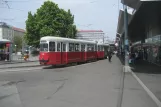 Wien sporvognslinje 5 med bivogn 1325 ved Praterstern (2008)