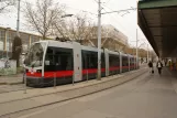 Wien sporvognslinje 6 med lavgulvsledvogn 608 ved Westbahnhof (2012)