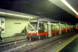 Wien sporvognslinje 6 med lavgulvsledvogn 630 ved Eichenstraße (2001)